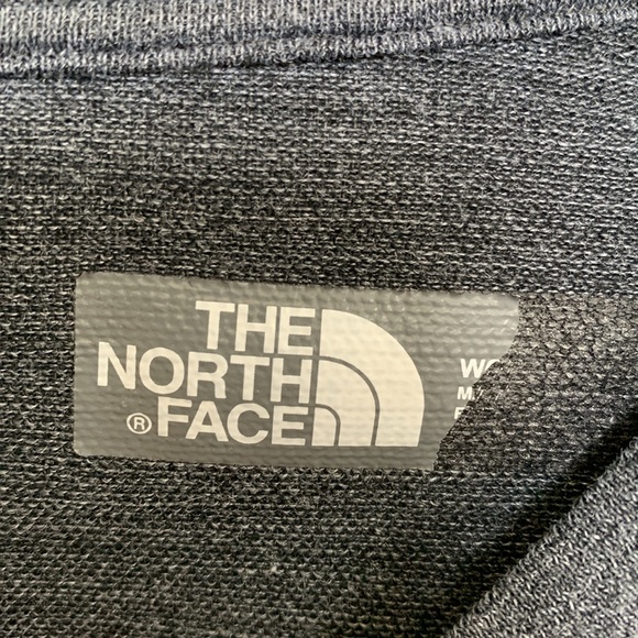Size small. The North Face. Base layer shirt. - Picture 3 of 3